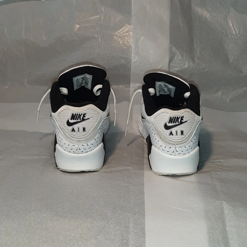 Nike Air Max 90 Retro Sneakers, 7Y = Women 8.5 = Men 7 - Picture 9 of 11